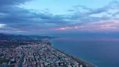 Fırtınada en renkli denizin üzerinde vızıltı