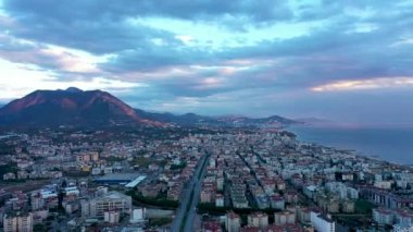 Fırtınada en renkli denizin üzerinde vızıltı