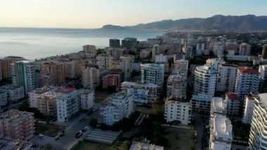 Fırtınada en renkli denizin üzerinde vızıltı