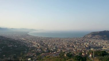 Fırtınada en renkli denizin üzerinde vızıltı