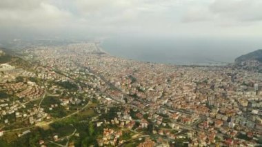 Türk kenti üzerindeki bulutlar