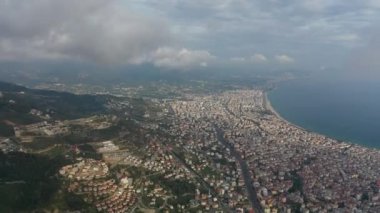 Türk kenti üzerindeki bulutlar