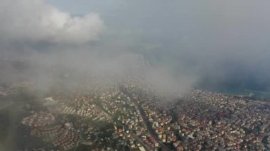 Türk kenti üzerindeki bulutlar