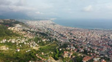 Türk kenti üzerindeki bulutlar