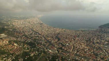 Türk kenti üzerindeki bulutlar
