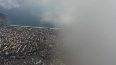 Türk kenti üzerindeki bulutlar