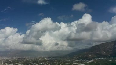 Türk kenti üzerindeki bulutlar