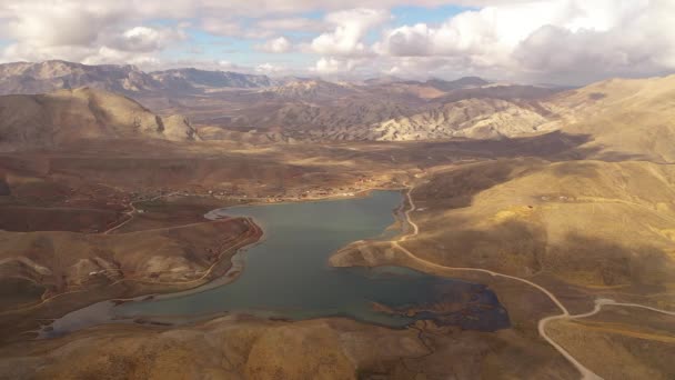 Mountain Lake High Mountains Epic Footage Shot Drone — стоковое видео