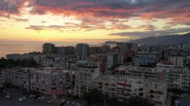 Fırtınada en renkli denizin üzerinde vızıltı