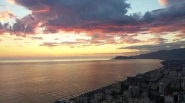 Fırtınada en renkli denizin üzerinde vızıltı