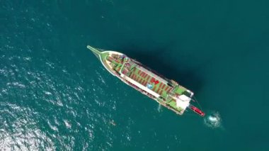 Akdeniz kıyısında bir yat var.