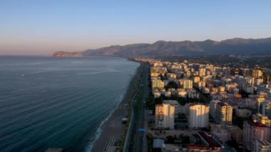 Fırtınada en renkli denizin üzerinde vızıltı