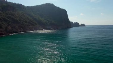 Akdeniz kıyısında bir yat var.