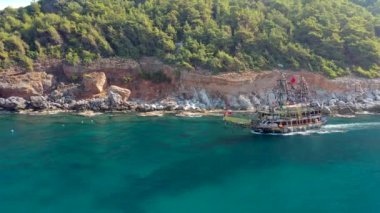 Akdeniz kıyısında bir yat var.