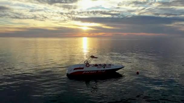 在海里寻找黄金的船是用无人驾驶飞机拍摄的 — 图库视频影像