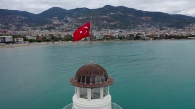 Deniz feneri limanda. Türkiye, Alanya.