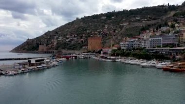 Akdeniz kıyısında bir yat var.