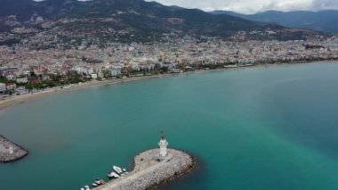 Deniz feneri limanda. Türkiye, Alanya.