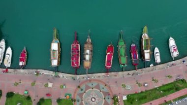 Akdeniz kıyısında bir yat var.