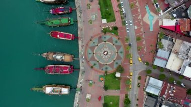 Akdeniz kıyısında bir yat var.