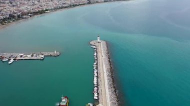 Deniz feneri limanda. Türkiye, Alanya.