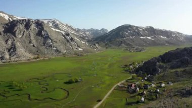 Türkiye 'nin yüksek dağlarında yeşil çayır bir İHA ile filme alındı