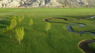 Türkiye 'nin yüksek dağlarında yeşil çayır bir İHA ile filme alındı