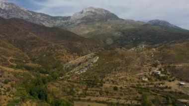 Dağ manzaraları İHA 'nın üzerinde