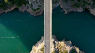 Dağ nehri üzerindeki köprü İHA ile filme alındı.