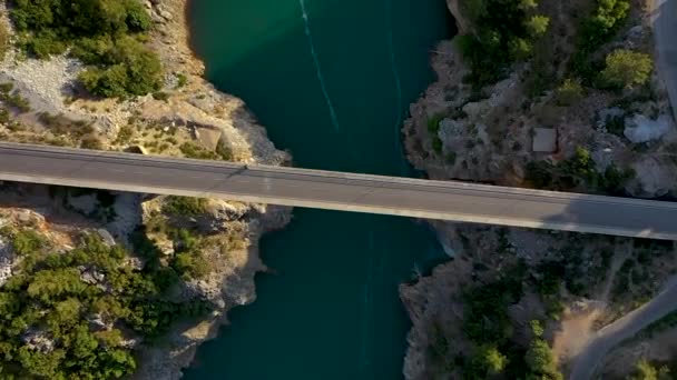 在山上的桥上拍摄的是无人驾驶飞机 — 图库视频影像