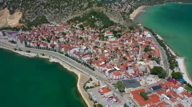 Büyük bir gölün kıyısında bir şehir.