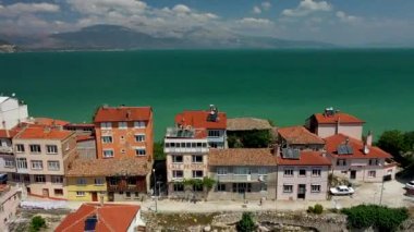 Büyük bir gölün kıyısında bir şehir.