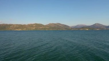 Büyük bir gölün kıyısında bir şehir.
