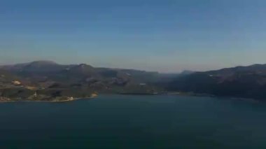 Nehrin üzerinde gün batımı, dağlarda bir dron tarafından filme alındı.