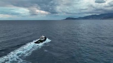 Denizdeki gemi insansız hava aracı ile filme alındı.