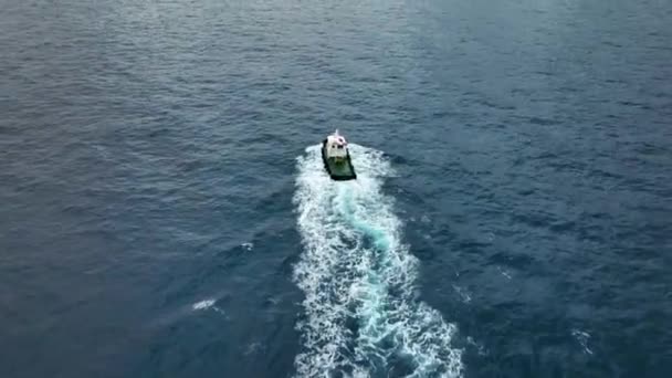 在海里用无人驾驶飞机拍摄的船 — 图库视频影像