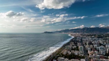 Şehrin üzerinde renkli günbatımı