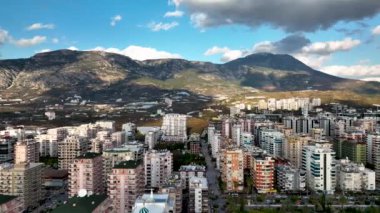 Şehrin üzerinde renkli günbatımı