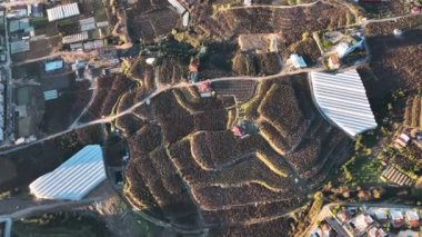 Şehrin üzerinde renkli günbatımı