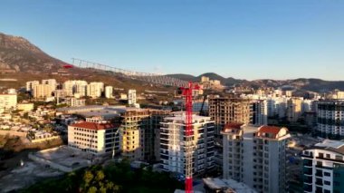 Şehrin üzerinde renkli günbatımı