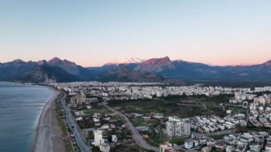 Dağların eteğindeki şehir.