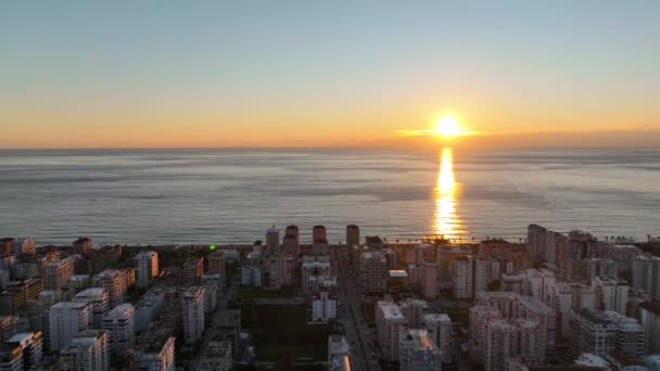 Şehrin Üzerinde Renkli Günbatımı — Stok video