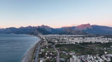 Dağların eteğindeki şehir.