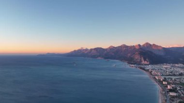 Dağların eteğindeki şehir.