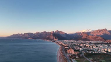 Dağların eteğindeki şehir.