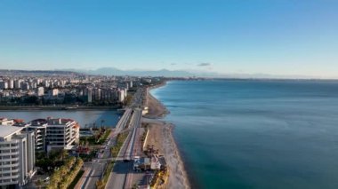 Bir dağ nehri denize akıyor.