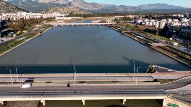 Bir dağ nehri denize akıyor.