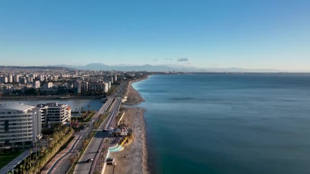 Ένας Ορειβάτης Ρέει Στη Θάλασσα — Αρχείο Βίντεο