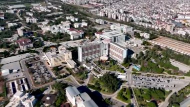 Dağların eteğindeki şehir.