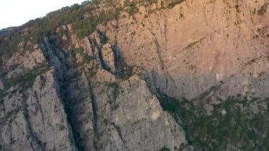 Nehrin üzerinde gün batımı, dağlarda bir dron tarafından filme alındı.